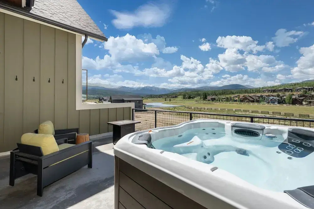 Hay Meadow Lodge 3 Bedroom Townhouse by RedAwning