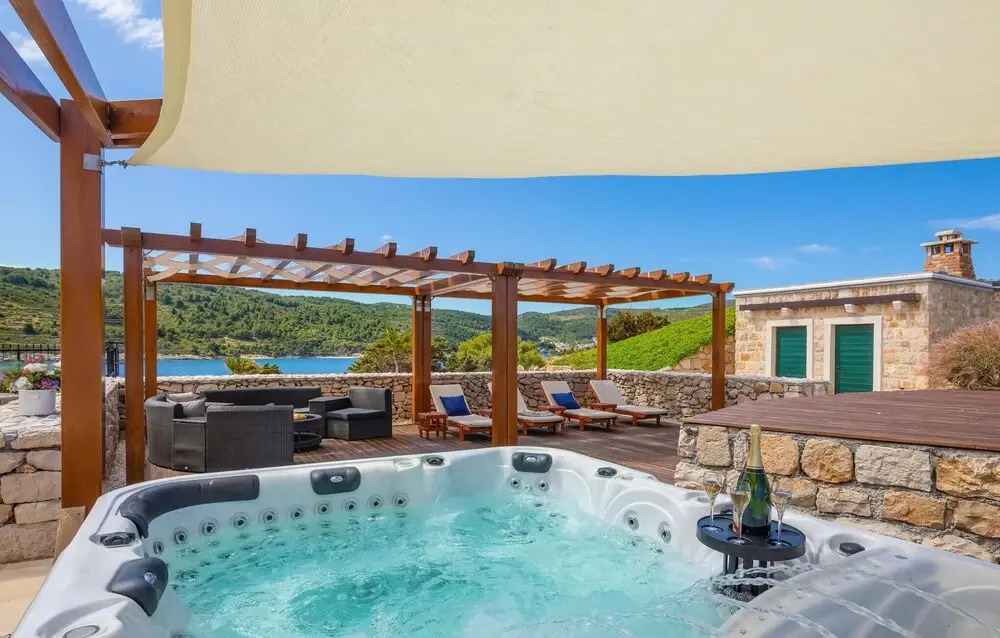 Nice Home in Vis with Hot Tub, WiFi & 2 Bedrooms