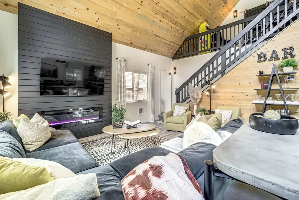 Walk to Trails: Modern Munds Park Mountain Retreat
