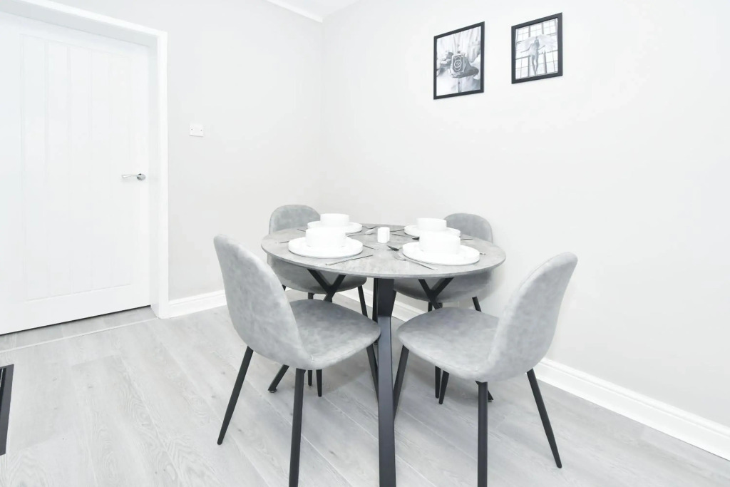Heathfield House by YourStays, 4BR Home Open for Contractors