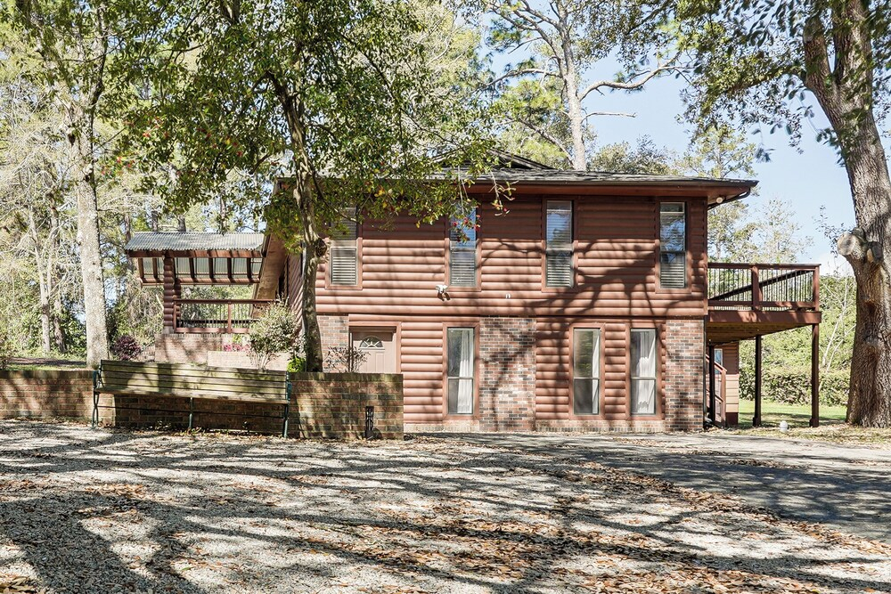 Near Bruce's Field, Downtown & Hospital! Cozy Unit