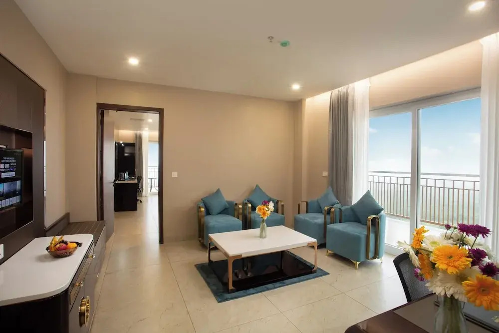 Le Crown Hotel