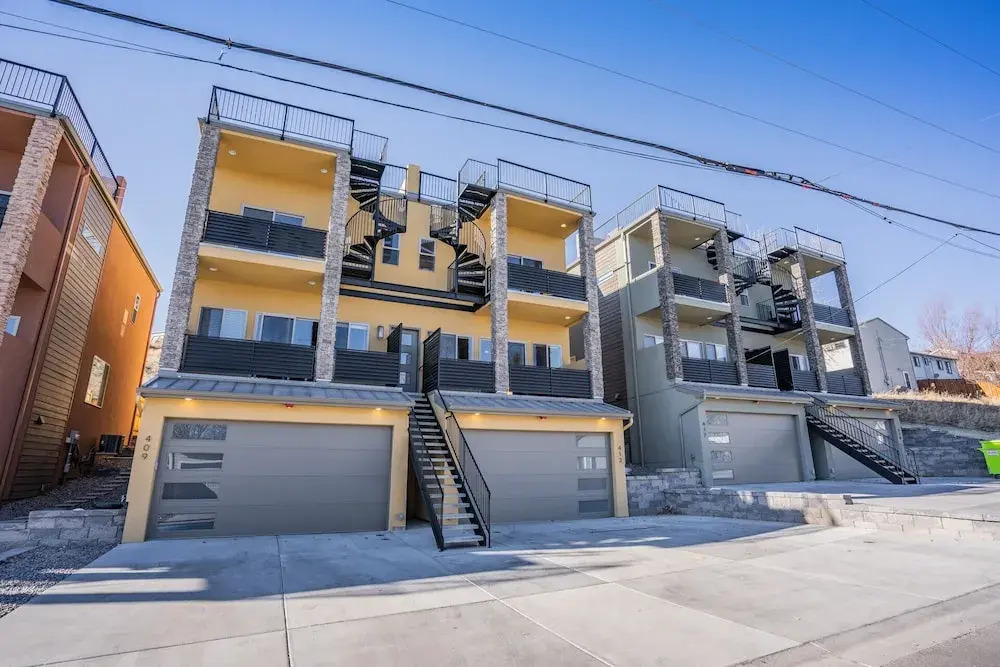 Downtown Skyline Rooftop Patio Modern Townhome