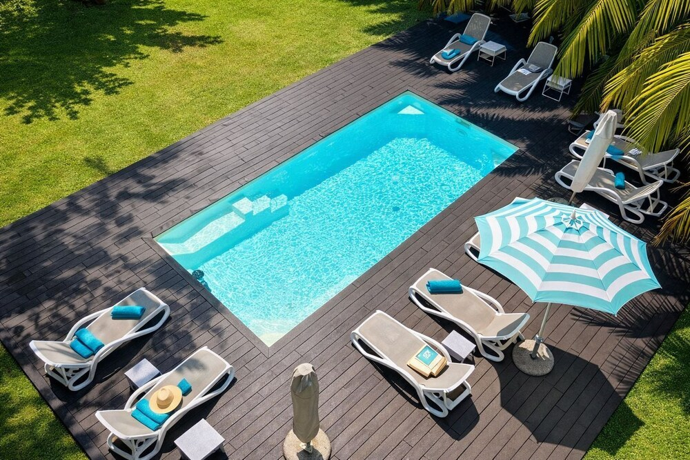 Black Reef Apartments