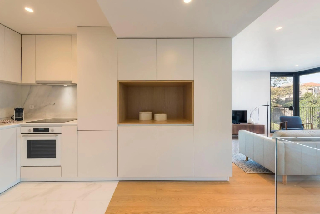LovelyStay - Primrose 2BR Flat with Free Parking, AC and Balcony