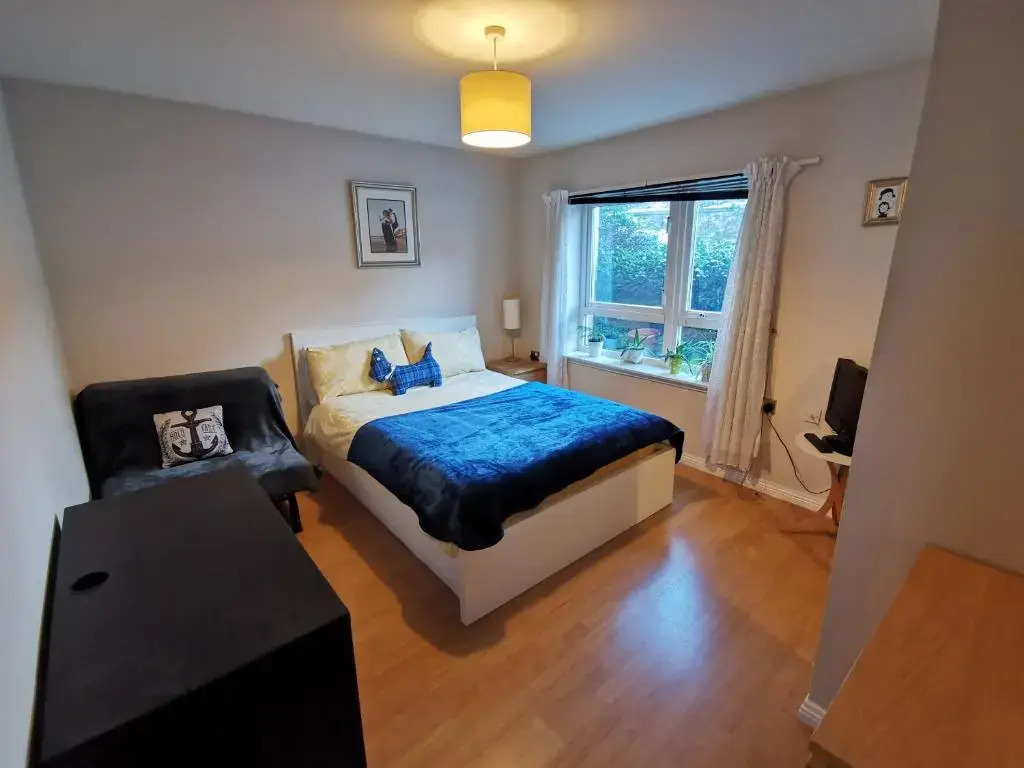 4 bedroom apartment with FREE parking perfect for groups and families!