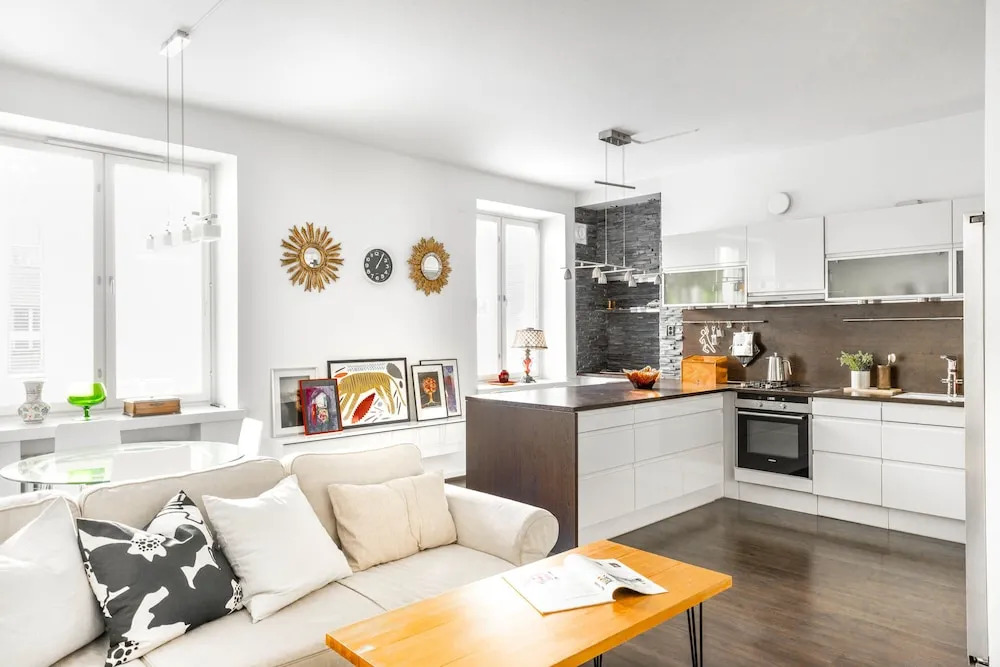 Spacious apt on Tranquil Courtyard
