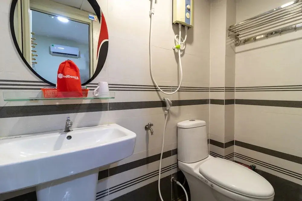RedDoorz near Lotte Cinema Cong Hoa