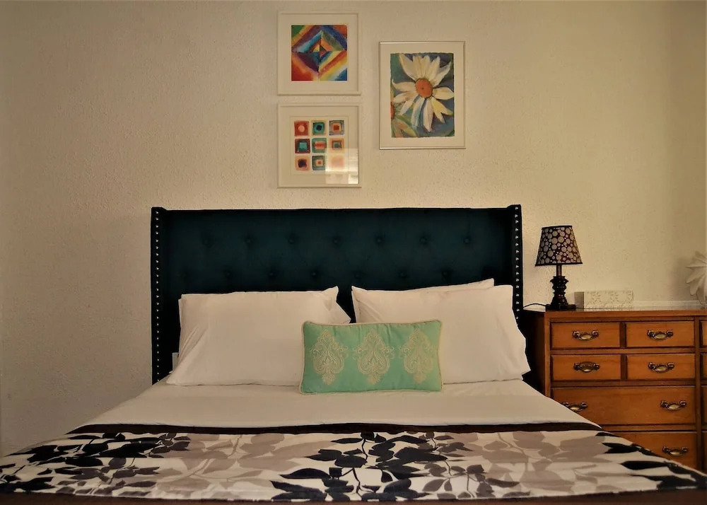 Urbana the Charming Well-lit two Bedrooms Apartment