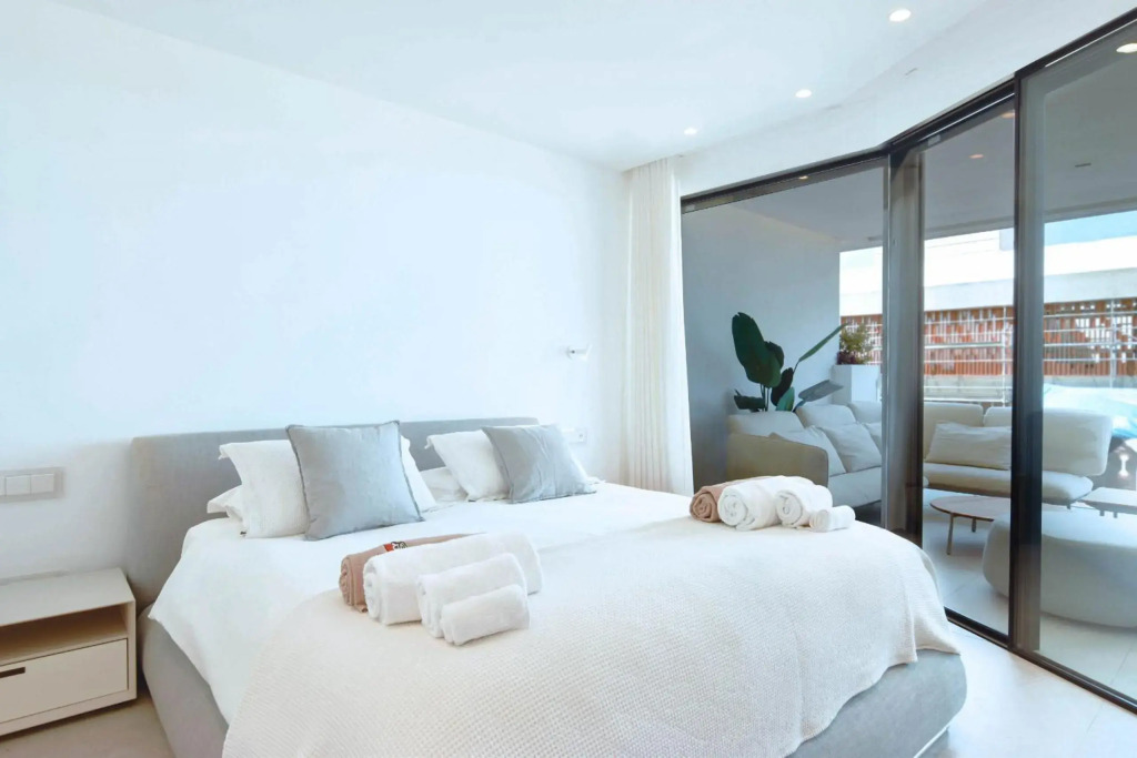 Infinity 0-3 LUXE PARTIAL SEA VIEW 2B