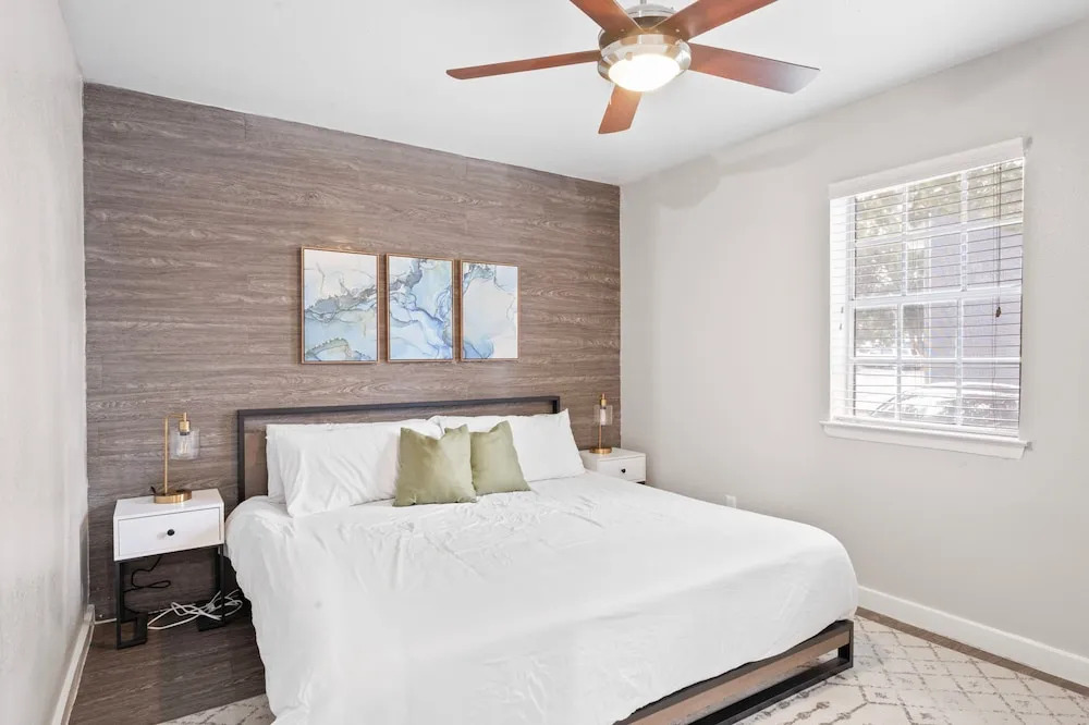 Spacious and Fun King Bed 2BR w Pool 5 Min to DT
