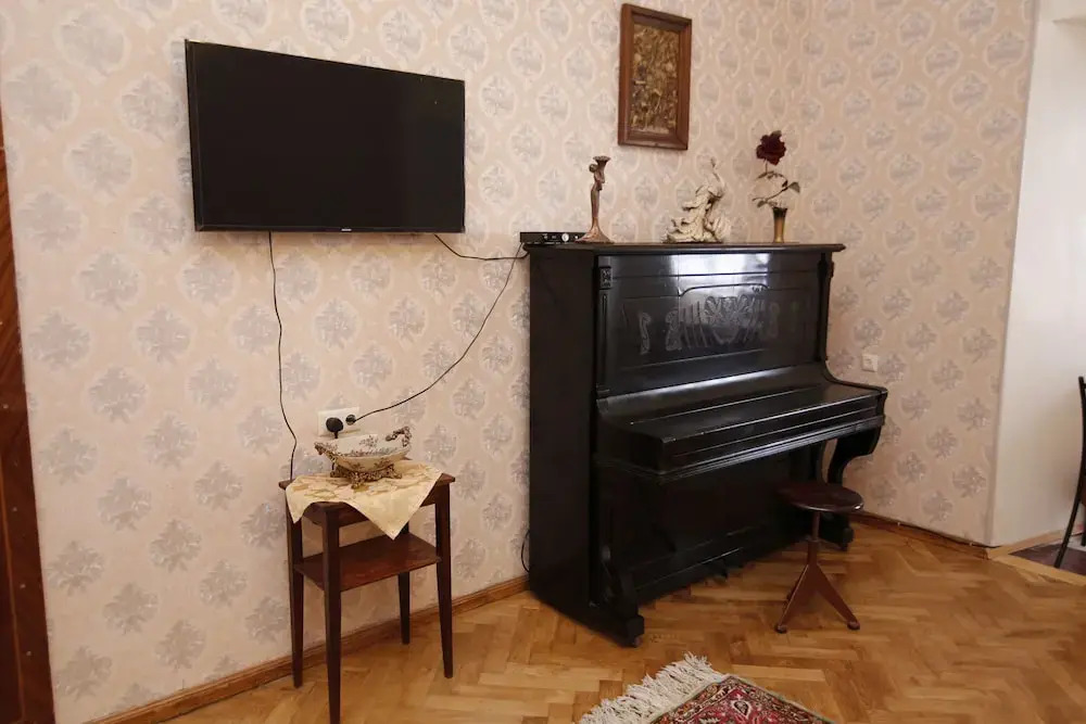Leon Rooms