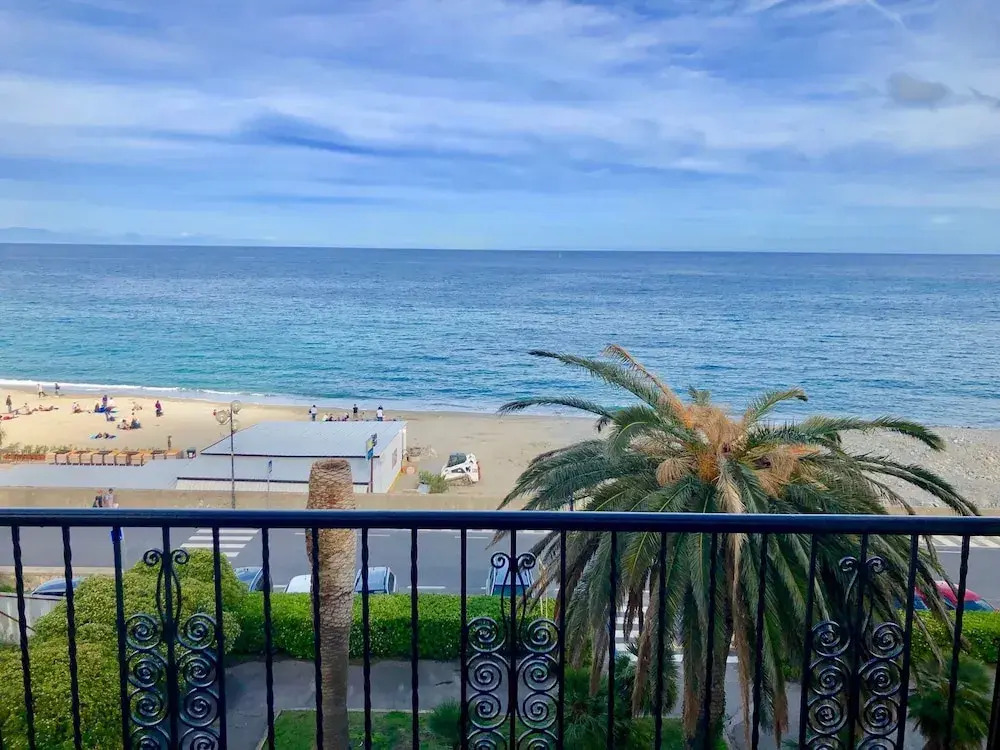 Leo Seaview Apartment