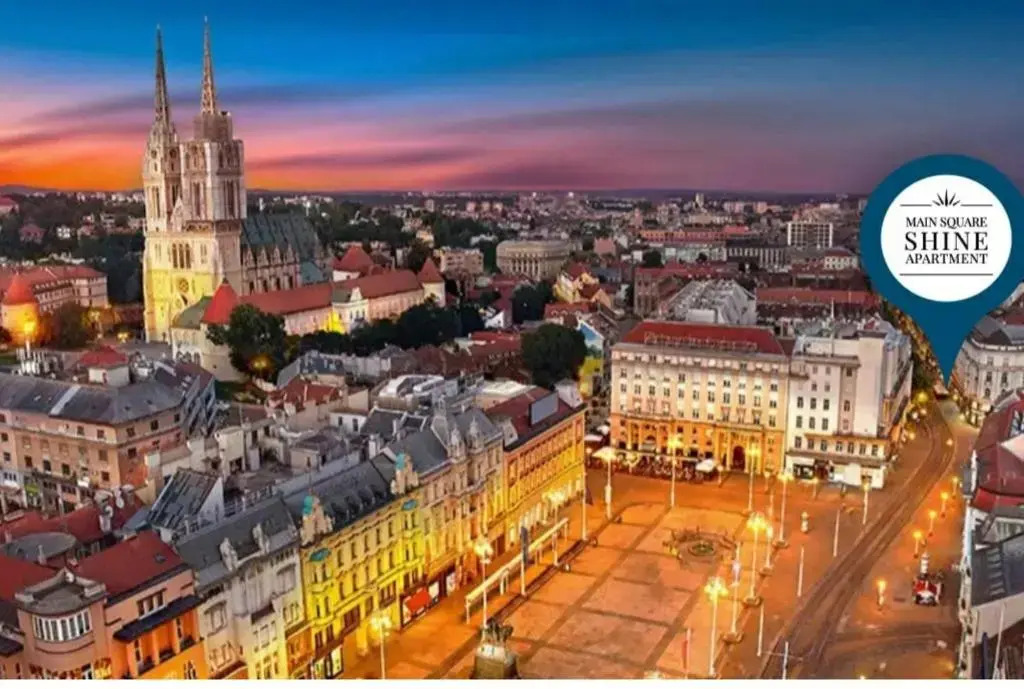 "Shine"Apartment-right on the Main Square 2BDR New Historic Property