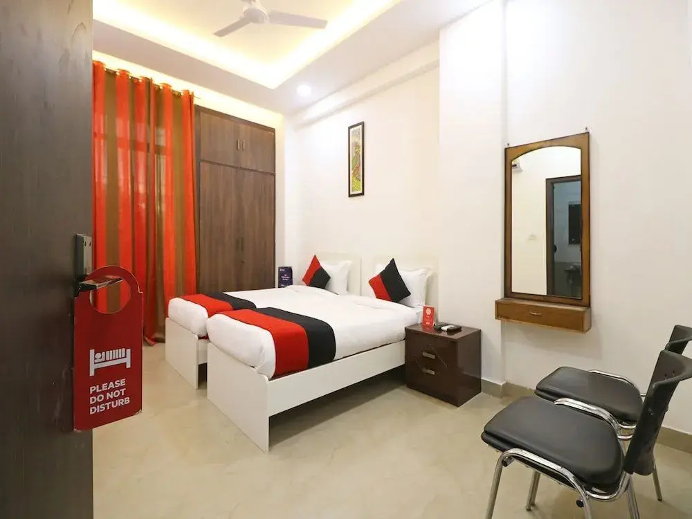 OYO 9915 Petals Inn