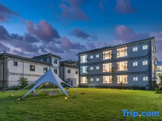 Lawn | Juean Caoping Dujia Garden Homestay (Erhai Longkan Wharf)