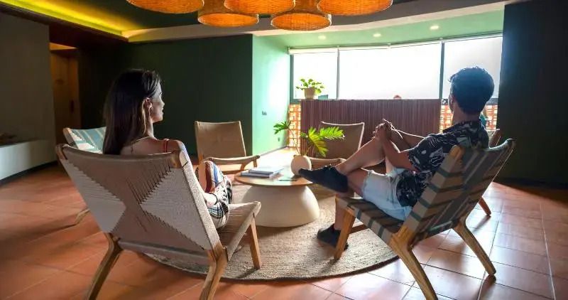 BEE Suites San José - Santa Ana