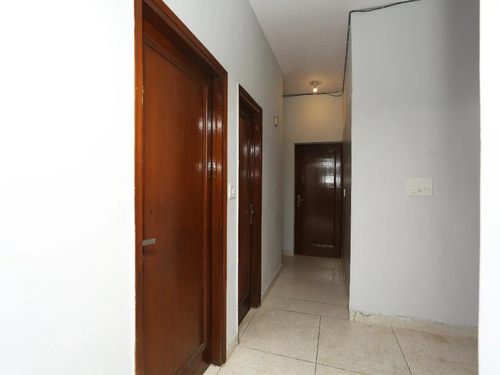OYO 29268 White Arcade