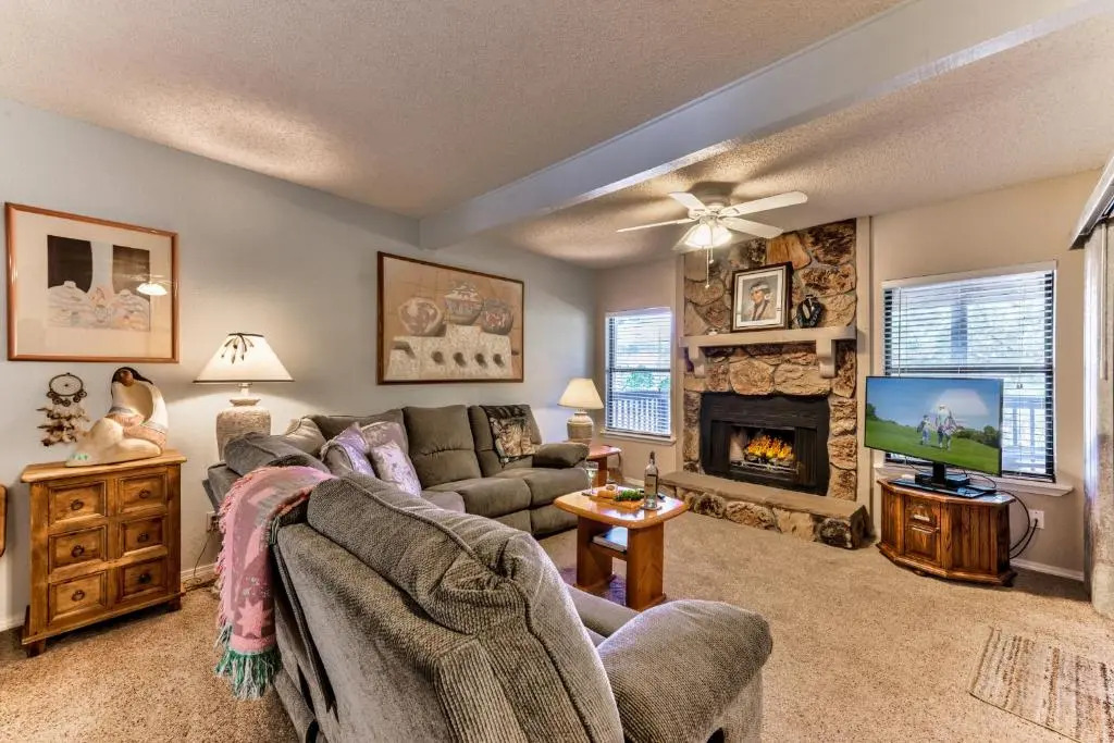 Pinon Park B11, 2 BR, Mountain Views, Deck, WiFi, Sleeps 4
