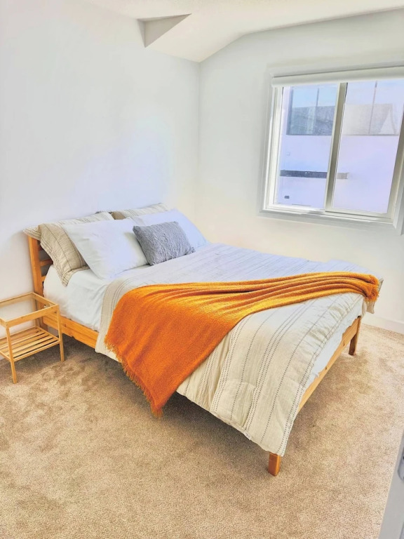 Modern 3BR Home Edmonton Near by Airport