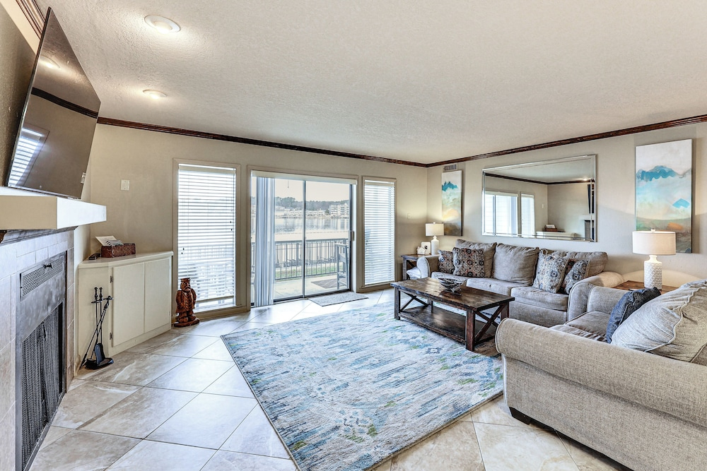 Hot Springs Condo on Lake Hamilton w/ Balcony!