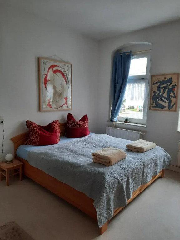Kunstoase am blauen Haus