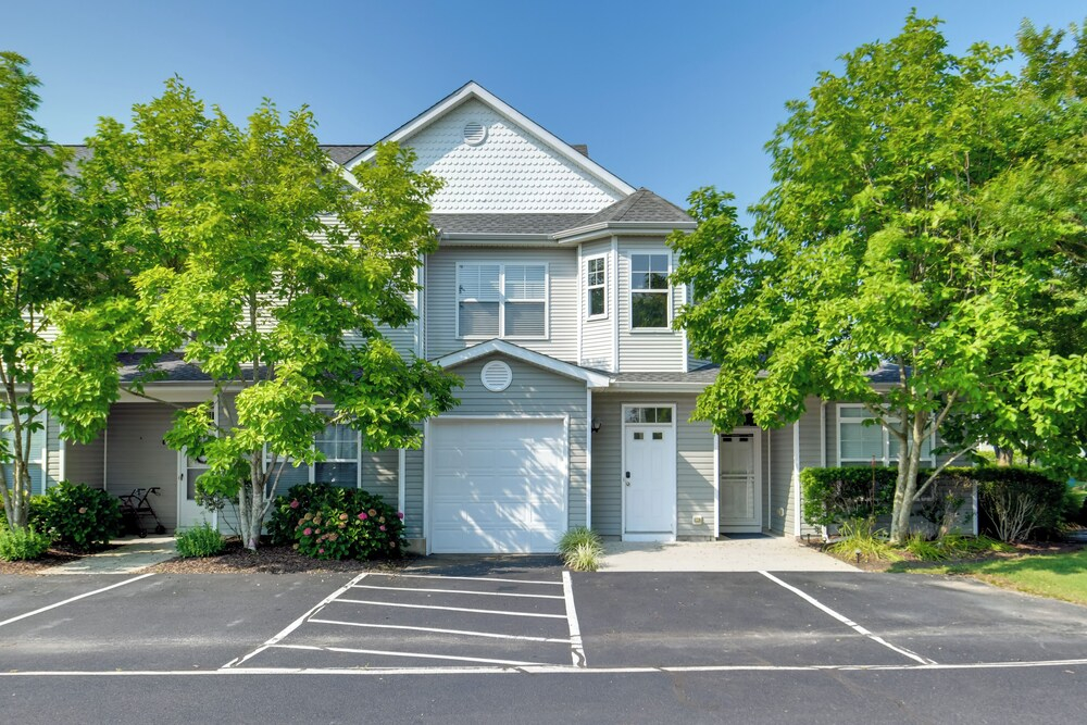 4 Mi to Beach: Lewes Townhome w/ Ping-pong Table