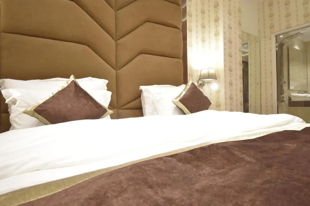 Grand Him Queen AC Room