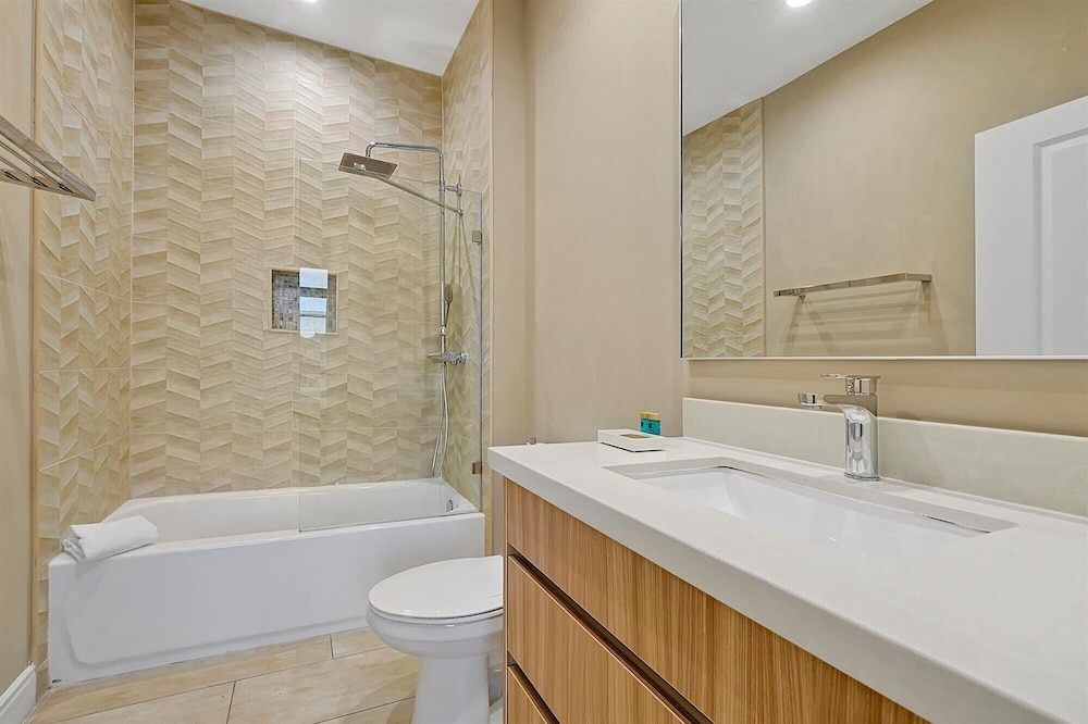 Spacious Luxury 4BR Suite Near Disney