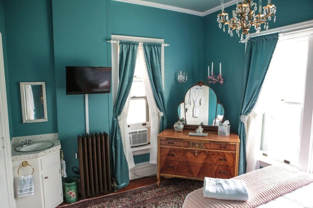Vintage Chic Inn