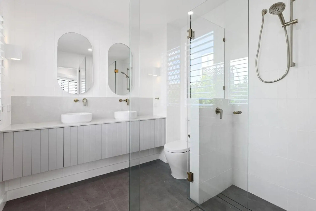 6 Seabreeze Spacious Newly Renovated Apartment with Ocean Views