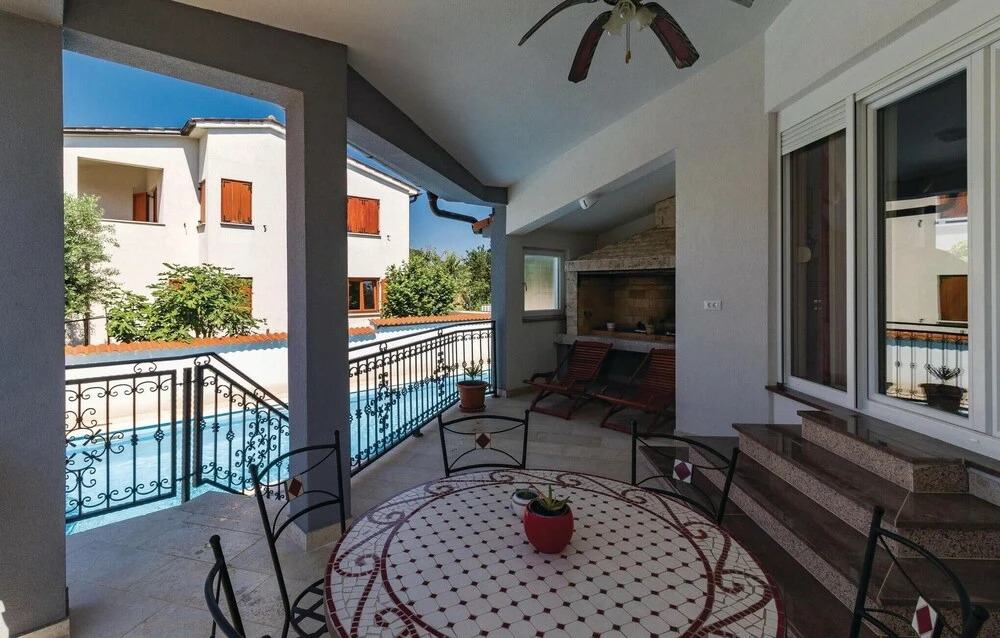 Beautiful Apartment In Valbandon