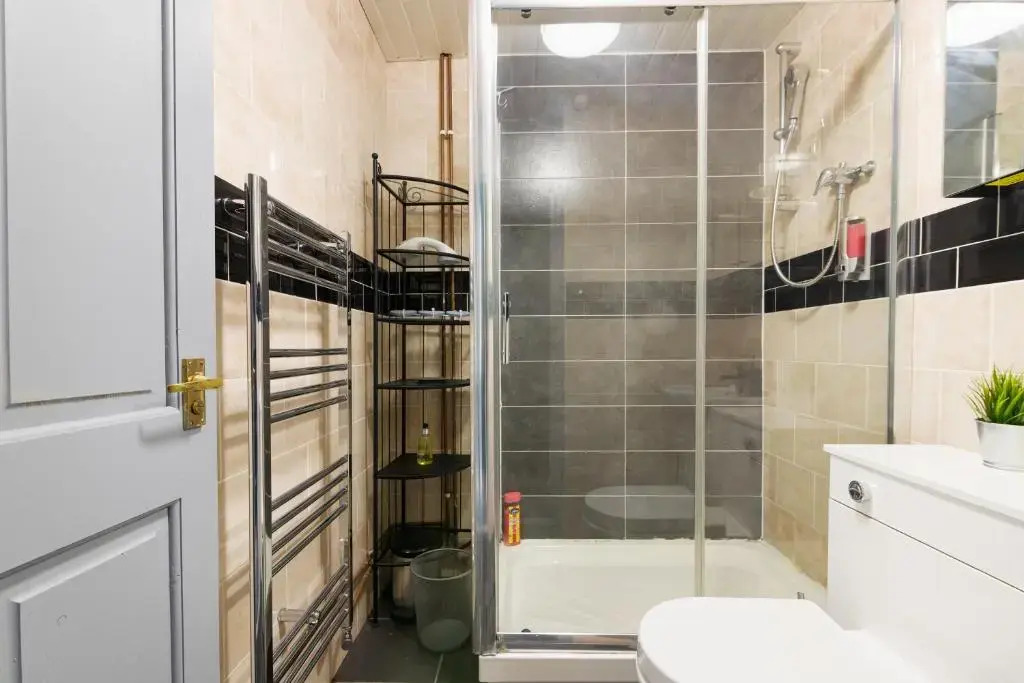 Arena Central - 6 Beds 2 Bathrooms Parking Space