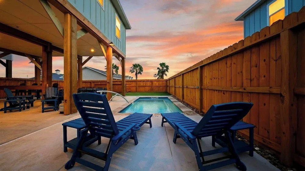 Still Waters & Yahwaves by Avantstay Sleeps 20, 2 Homes Private Pools + Putting Greens, Port Aransas Golf Cart Zone