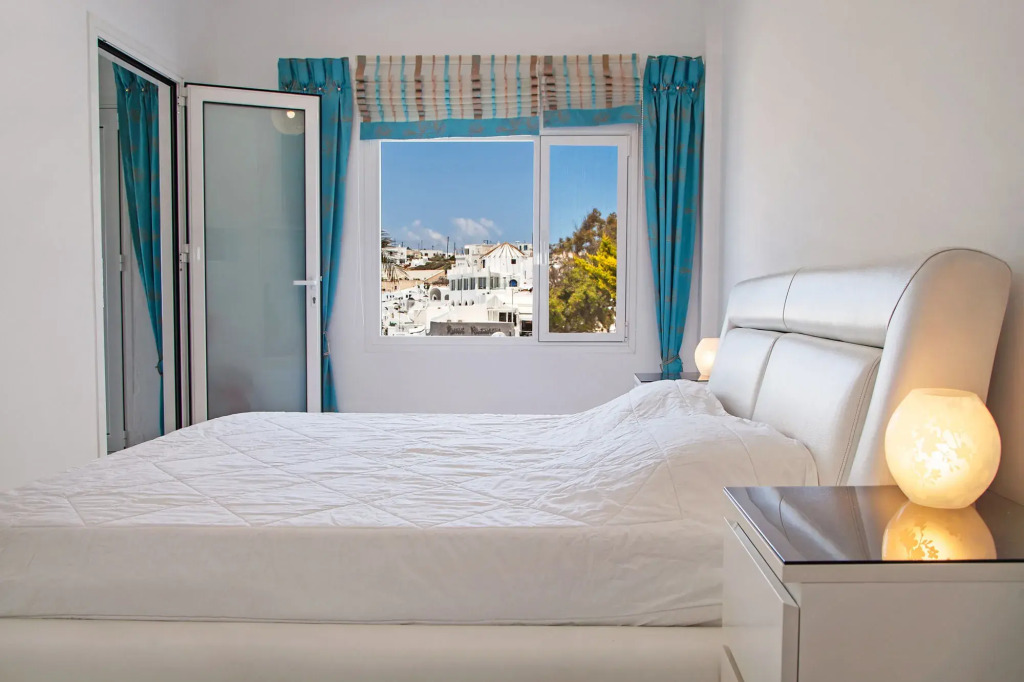 Airth Santorini Suites