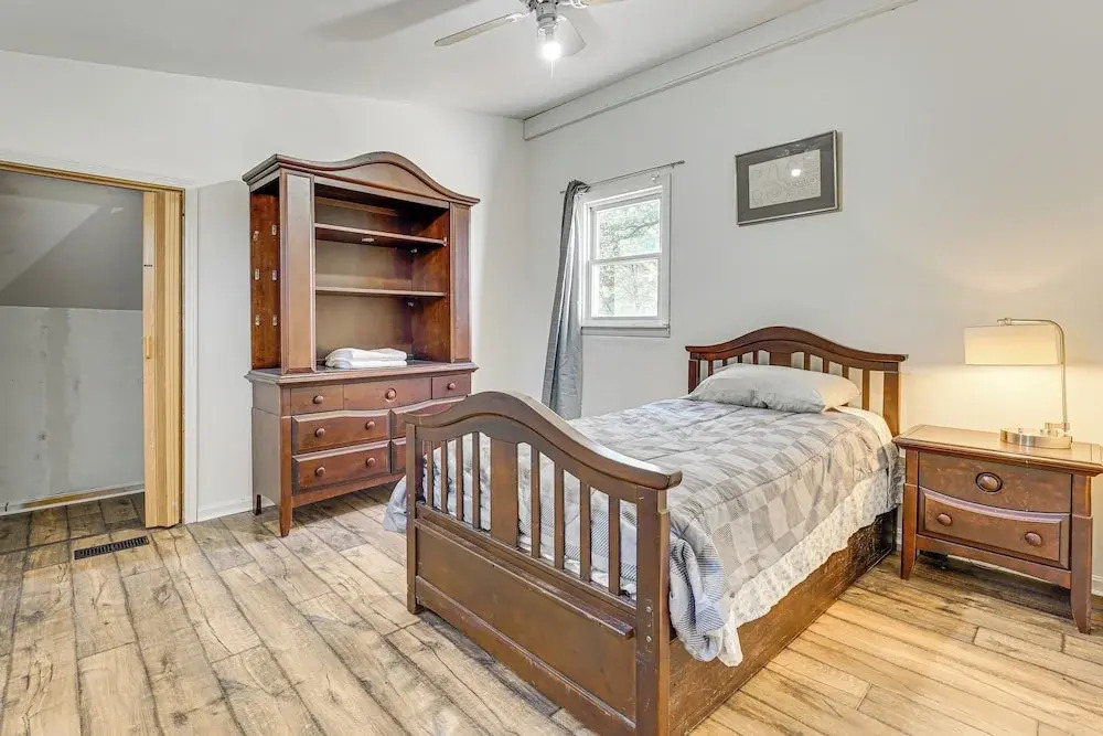 Private Pool & Yard: Pet-friendly Home in Toledo