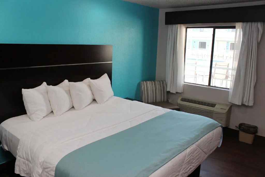 Spanish Trails Inn - Laredo Hotel