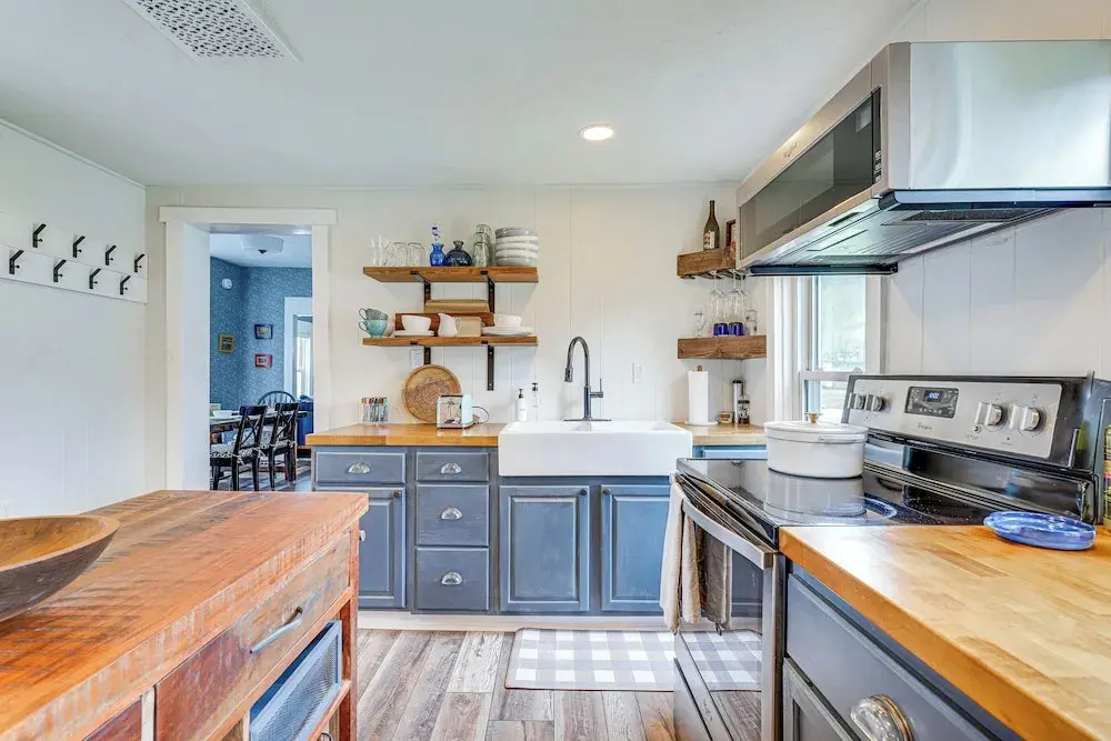 Lovely Ludlow Farmhouse ~ 1 Mi to Town & Slopes!
