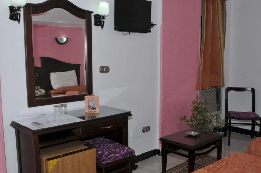 Happy City Hotel