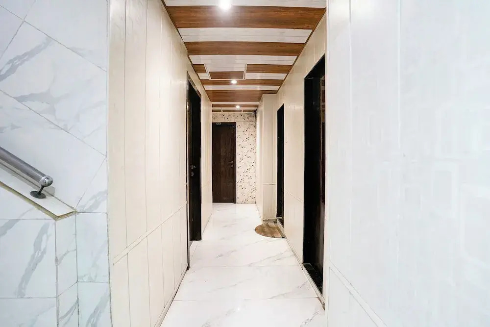 Fabhotel Hans Residency