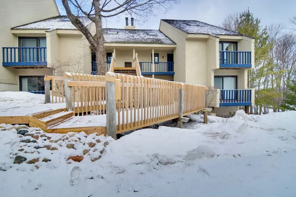 Bellaire Townhome on Summit Mtn w/ 2 Balconies!