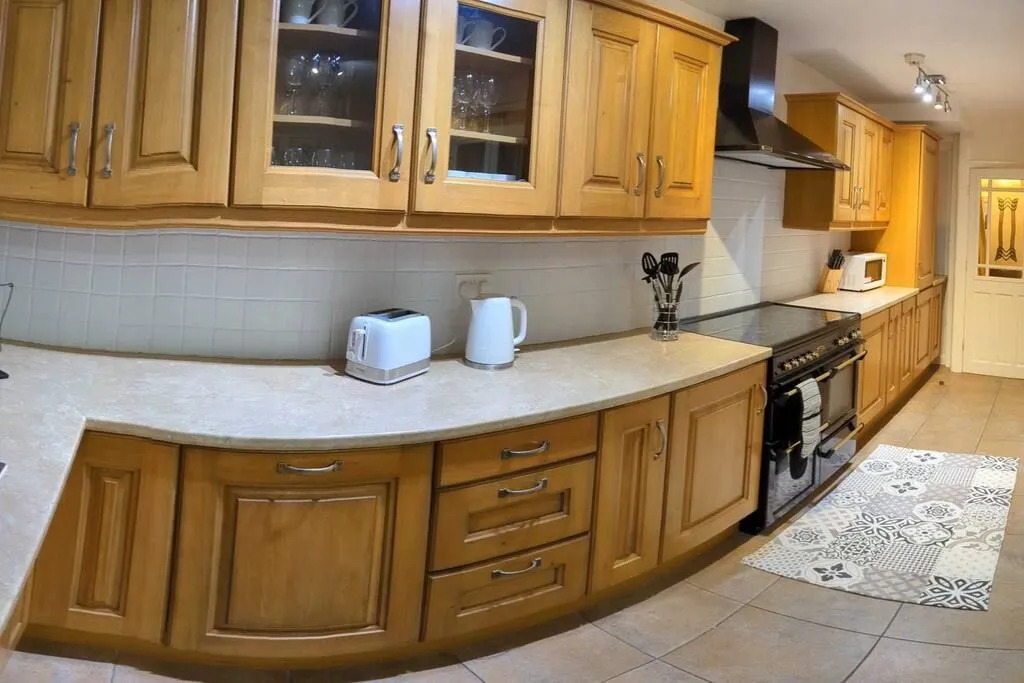 3 Bedroom House By Passionfruitproperties Near Coventry & Warwickshire Hospital With Free Wi-fi, driveway & Garden, DSC