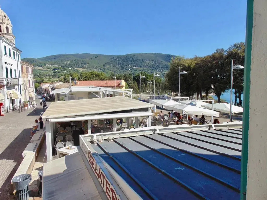 S239 - Sirolo, trilocale in piazza con aria condizionata