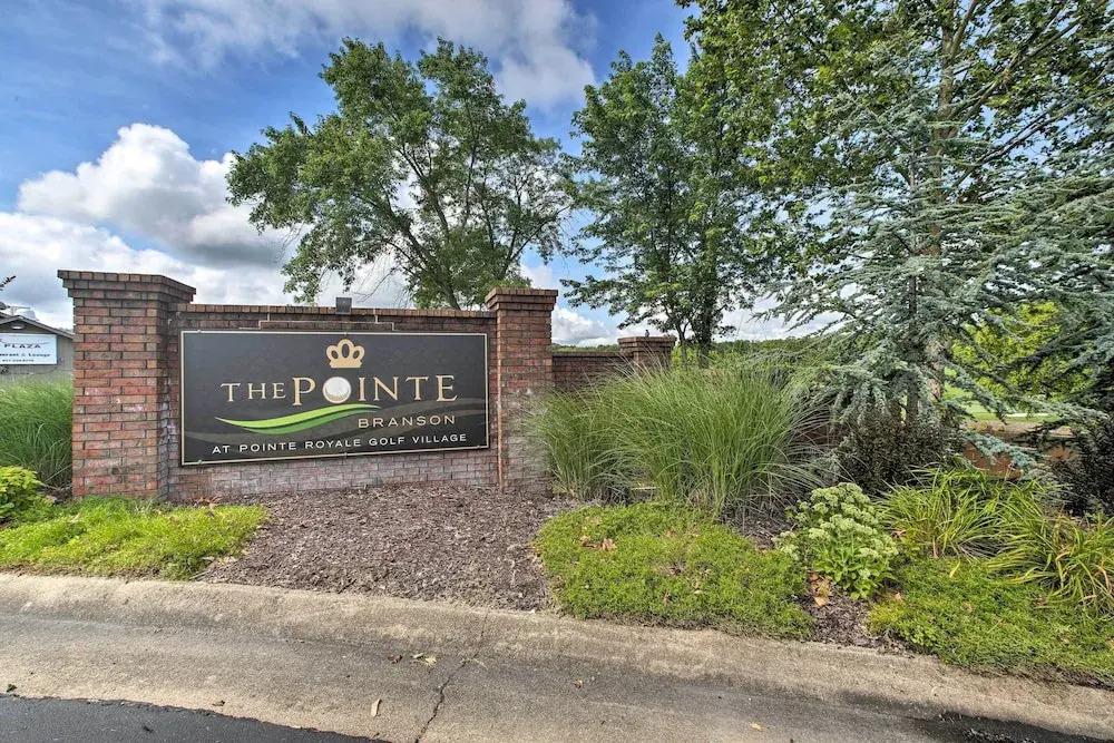Golf, Pools & Near The Strip! Pointe Royale Condo