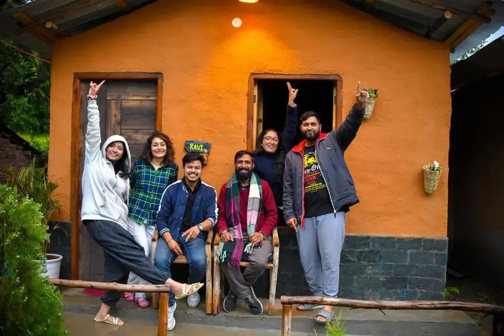 Monkey Mud House and Glamps, Bir