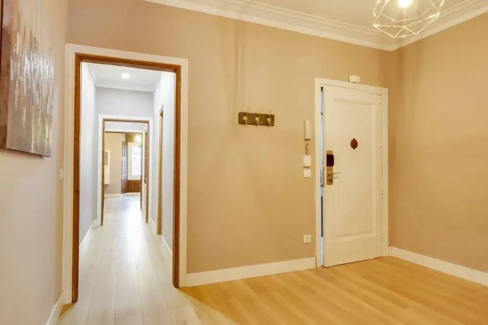 Cosy 3 Bed 2 Bath in Vibrant Eixample, Near Metro