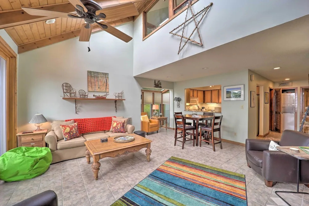 All-season Base! Unit w/ Balcony in Beech Mountain