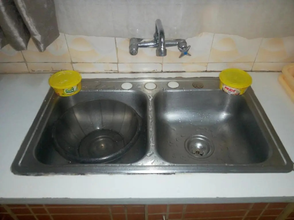 1 BD TRM Drive. WiFi & DSTV. Spacious & Quiet. Discrete location. Flowing Water & Reliable Power.