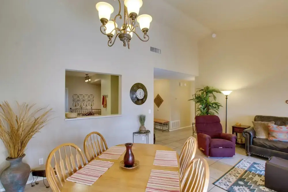 7 Mi to Mill Ave: Bbq-ready Mesa Townhouse