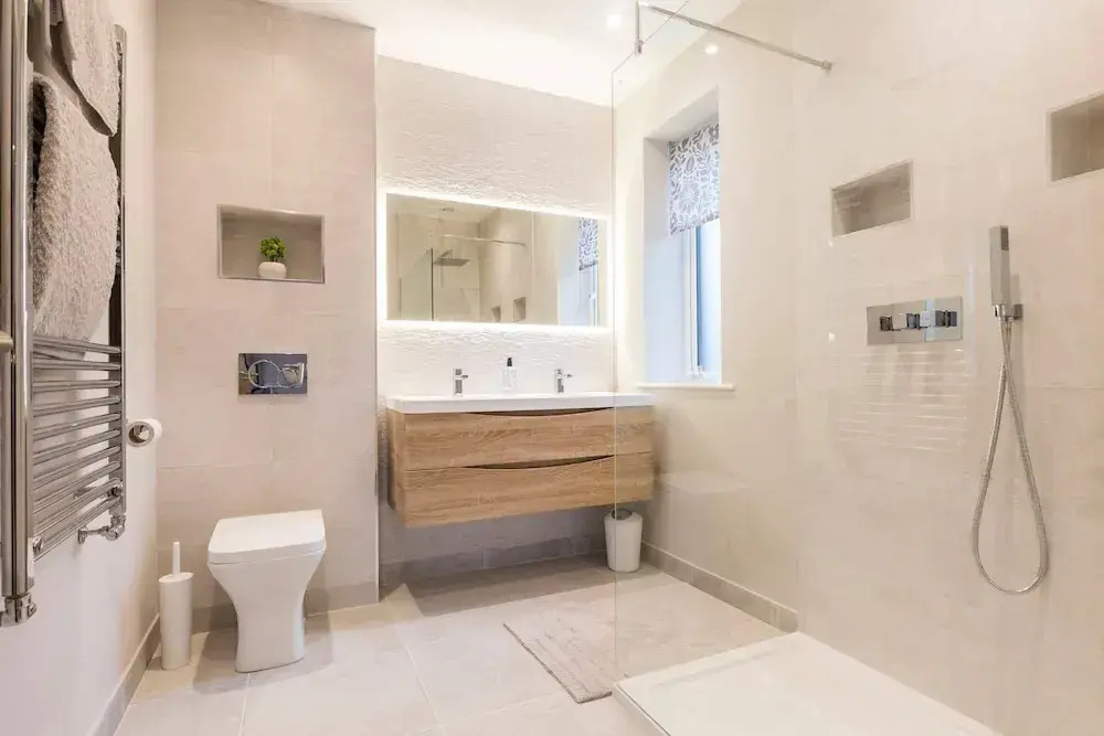 Stylish new Home With Parking - King Beds Garden